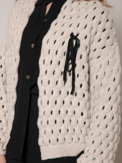 Casaco curto em ponto colmeia com laço removível