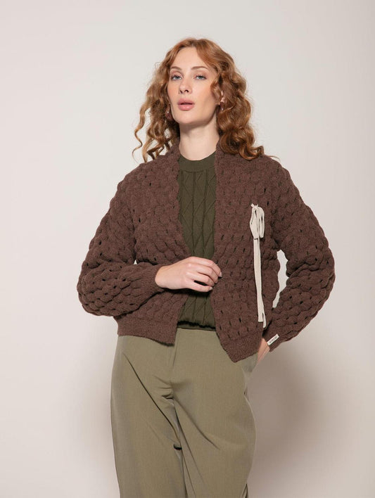 Casaco curto em ponto colmeia com laço removível