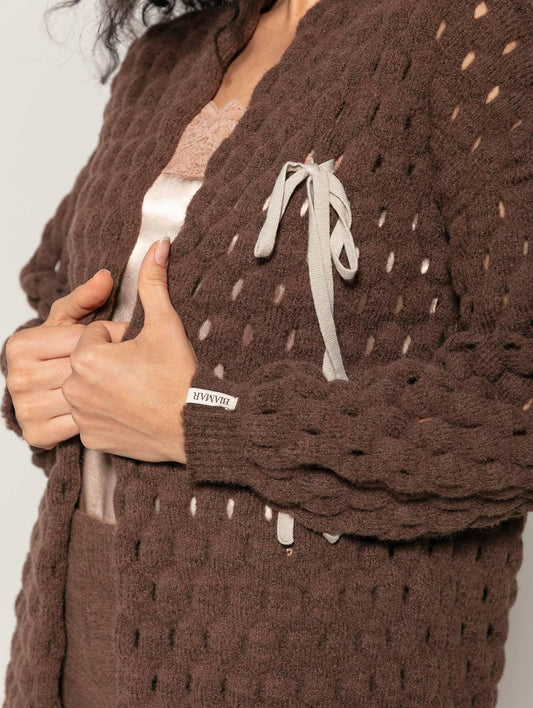 Casaco alongado em ponto vazado com detalhe de laço Biamar