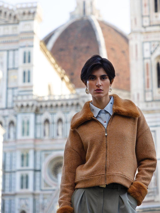 Casaco com fechamento em zíper e gola em pele fake Biamar