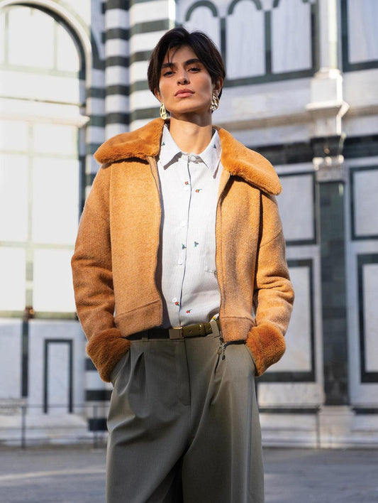 Casaco com fechamento em zíper e gola em pele fake Biamar