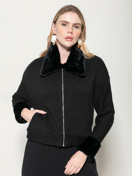 Casaco com fechamento em zíper e gola em pele fake Biamar