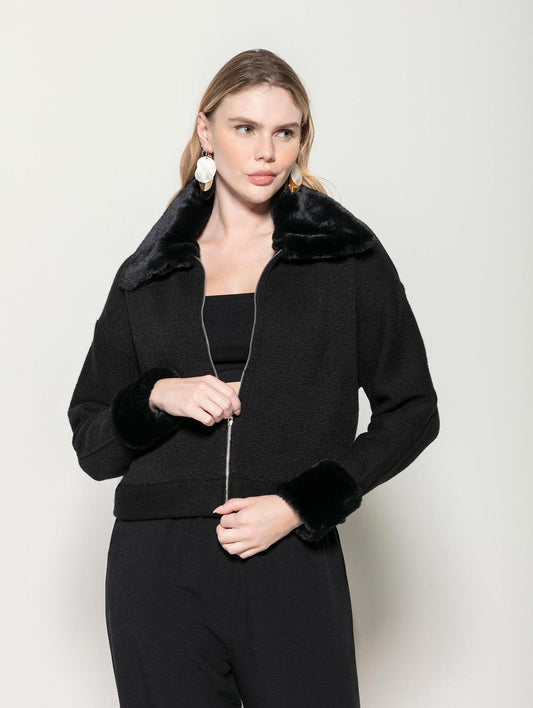 Casaco com fechamento em zíper e gola em pele fake Biamar