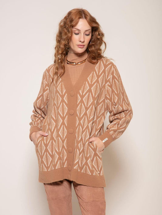 Casaco com padronagem geométrica e fechamento em botões forrados Biamar