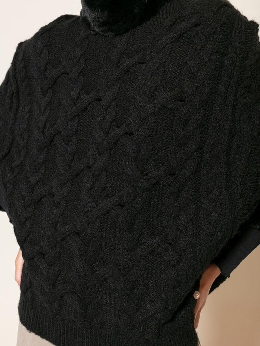 Capa em ponto relevo com gola e punhos em pele fake Biamar