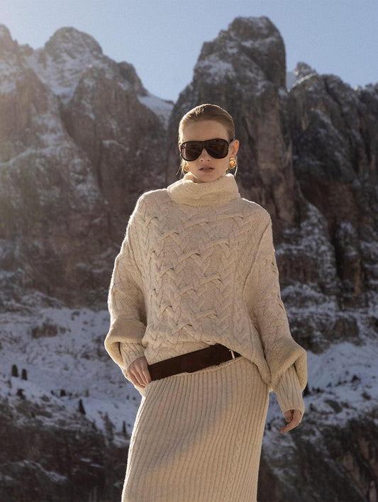 Capa em ponto relevo com gola e punhos em pele fake Biamar